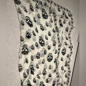 Alexander McQueen Skull Scarf black & white